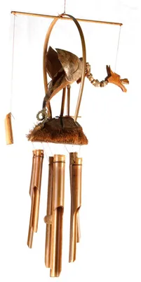 Produktbild von Tokoindah Bambus-Windspiel mit Drache aus Naturmaterialien, in Handarbeit gefertigte Schwing-Figur als Gartendeko, sanfte Klänge, wetterfest