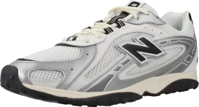 Produktbild von Kaufen Sie den New Balance U204LSWD Black Silver Metallic bei Kicksshop. Sportlicher schwarz-silberner Sneaker mit modernem Design und bequemer Passform.