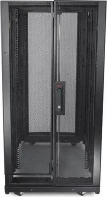 Produktbild von APC NetShelter SX, 24 HE Server Rack-Gehäuse, 600 mm x 1070 mm, mit schwarzen Seitenteilen, Freistehendes Gestell, 24U, 1360,78 kg, Sperrschloss, Verstellbare Füße, Lenkrollen