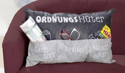 Produktbild von Gilde Kissen Ordnungshüter hellgrau dunkelgrau mit Taschen, bestickt Lesestoff Brille Naschkram , 100% Polyester L= 40,0 cm B= 60,0 cm H= 10,0 cm 45518