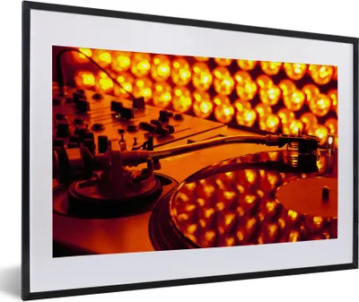 Produktbild von MuchoWow® Gerahmtes Poster Drehscheibe und Mischpult für orangefarbene Leuchten 60x40 cm - Poster mit Schwarzem Bilderrahmen Wandposter Rahmen Foto Bilder - Schlafzimmer - Plakat in Rahmen - Drucken