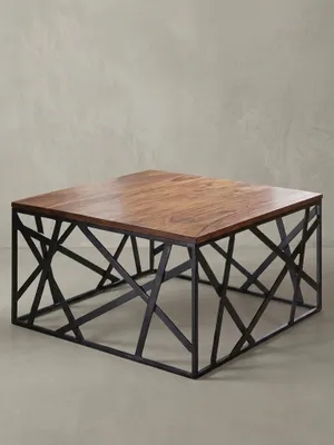 Quadratischer Couchtisch im Industrial Design vor weißem Hintergrund. Die 60x60x35 cm große Silhouette zeigt den klaren Kontrast aus brauner Massivholzplatte und Netz-Metallgestell._#sku_BARWL5.596#