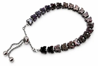 Produktbild von BEYSTON Bernsteinarmband mit Schmetterlingen, dunkler Kirschbernstein, KI-generiertes Bild