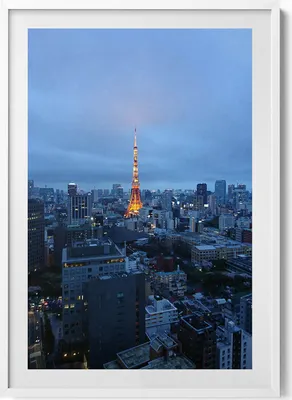 Produktbild von Tokioter Stadtsilhouette am Abend– Wandbild mit Rahmen – Gerahmtes Bild  – Wanddekoration – 70x100 cm –  Weiß Rahmen