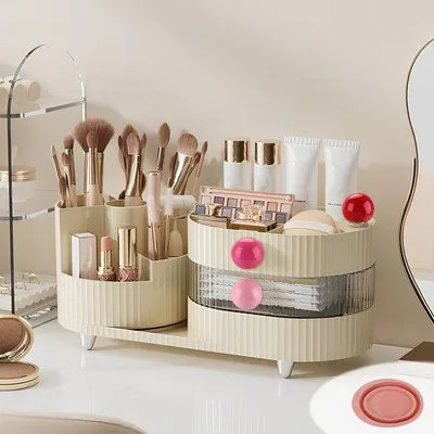 Immagine prodotto di Organizzatore girevole per trucchi Unyqoos® a 360° – 3 livelli, grande capacità, plastica trasparente, con spugna per la pulizia dei pennelli, ideale per riporre trucchi e gioielli in bagno e camera da letto