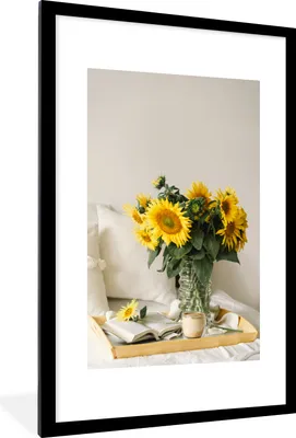 Produktbild von MuchoWow® Gerahmtes Poster Stillleben - Tablett - Sonnenblumen 60x90 cm - Poster mit Schwarzem Bilderrahmen Wandposter Rahmen Foto Bilder - Dekoration - Wandposter Wohnzimmer - Hochwertig