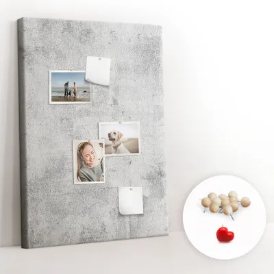 Obrázek produktu pro Korková nástěnka s kolíčky - Tabule s kolíky pro fotografie a poznámky - 70x100 cm - Připínáčky dřevěné 100 kusů - Betonová zeď