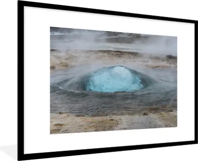 Produktbild von MuchoWow® Gerahmtes Poster Der leuchtend blaue Geysir mit Dampf in Island 90x60 cm - Poster mit Schwarzem Bilderrahmen Wandposter Rahmen Foto Bilder - Wanddekoration - Fotos