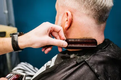 Imagen del producto de Cepillo de madera para barba, con cerdas de cerda natural al 100%, de color oscuro, ideal para el cuidado de la barba