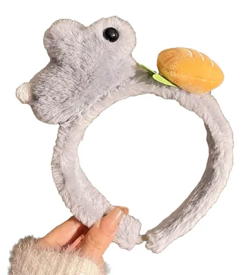 Produktbild von Hasen-Haarreif aus weichem Plüsch mit breitem Rand und verdicktem Kern für bequemen Sitz. 3D-Hasen-Karotten-Motiv für Make-up, Gesichtsreinigung und mehr.
