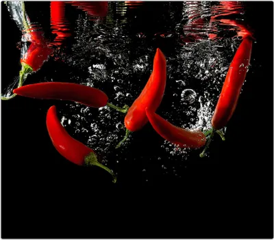 Produktbild von Spritzschutz Herdabdeckplatte Schneidebrett aus Glas Chilischote auf Wassersplash 1-Teilig (60x52cm)