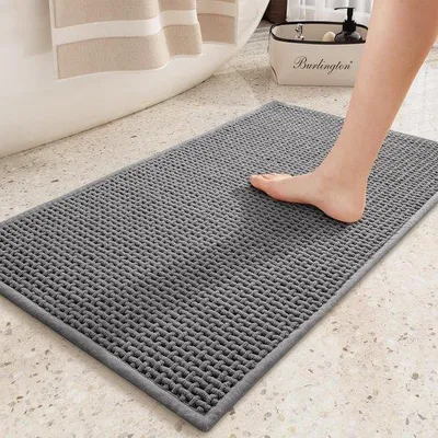 Immagine prodotto di Tappetino da bagno Unyqoos® grigio in chenille, 40 x 60 cm – assorbente, ad asciugatura rapida, con base in gomma antiscivolo, ideale per doccia, vasca da bagno e lavabo