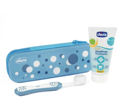 Produktbild von Chicco Dental-Set für die Mundhygiene von Kindern 6-36 Monate - Zahnbürste und Zahnpasta mit Apfel-Bananen-Geschmack und Etui, Lila