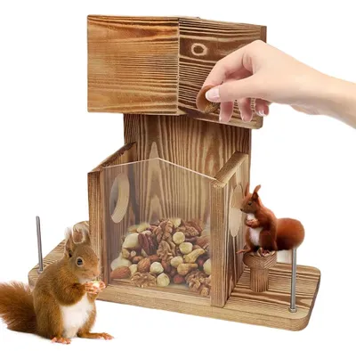 Produktbild von Eichhörnchen-Futterstation - Eichhörnchenrestaurant - Hängend oder freistehend - Holz - 2 Sitzstangen - Wetterfest - Transparente Platten - 40 x 15 x 28 cm