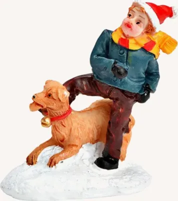 Ein kleiner Jungen der auf seinem Hund sitzt. Der Junge trägt eine rote Mütze und einen gelben Schal