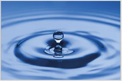 Produktbild von Wallario Wandbild Wassertropfen im blauen Wasser, Größe: 61 x 91,50 cm, Poster mit weißem Aluminiumrahmen