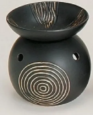 Eine schwarze, runde Duftlampe mit abnehmbarer Schale und einem konzentrischem weißen Kreis-Muster.