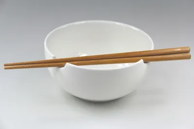 Produktbild von Suppen- / Nudel- / Reisschale + 1 Paar Essstäbchen  [ WHITE ] 16x7.5cm UNI WEIß