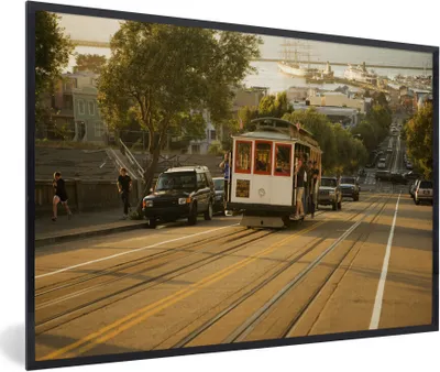 Produktbild von MuchoWow® Gerahmtes Poster Eine Straßenbahn fährt in Richtung des Zentrums 30x20 cm - Poster mit Schwarzem Bilderrahmen Wandposter Rahmen Foto Bilder - Kunstdruck - Bild-Poster