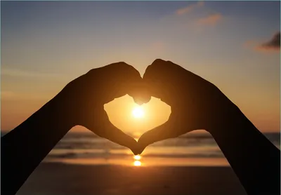 Produktbild von Wallario Fototapete Vliestapete, seidenmatte Oberfläche, einfache Verarbeitung, Größe 200 x 140 cm, Motiv Liebe im Herzen der Sonne - Strand und Meer