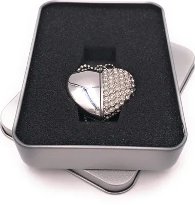 Produktbild von Onwomania Kette Herz edel schick silber silber Glitzer Strass USB Stick in Alu Geschenkbox 8 GB USB 2.0
