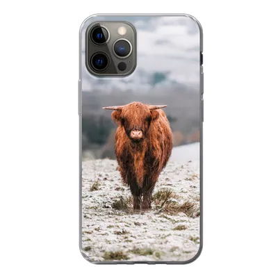 Produktbild von MuchoWow® Handyhülle Schutzhülle Hülle für iPhone 13 Pro Schottischer Highlander - Schnee - Berg Silikon Softcase Handy Hülle - Handy-Tasche