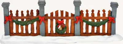 Zaun aus bräunlichem Polyresin gefertigt hat graue Pfosten ist mit weihnachtlichen Kränzen dekoriert