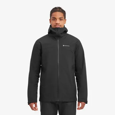 Schwarze Hardshelljacke "Solution Jacket" von Montane; getragen von einem Mann; mit hohem Kragen und Reißverschluss.
