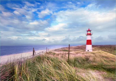 Produktbild von Wallario Fototapete Vliestapete, seidenmatte Oberfläche, einfache Verarbeitung, Größe 300 x 210 cm, Motiv Leuchtturm am Strand von Sylt