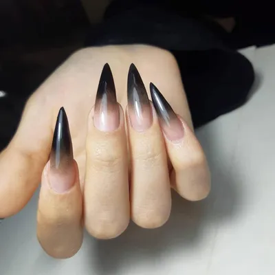 Produktbild von Künstliche Fingernägel Stiletto Lang Nude Gradient Schwarz Gothic Ombre Vampire mit Nagelkleber AH6