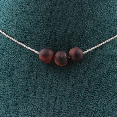 Zdjęcie produktu dla Naszyjnik z 3 matowymi czerwonymi koralikami tygrysiego oka 8 mm, łańcuszek ze stali nierdzewnej