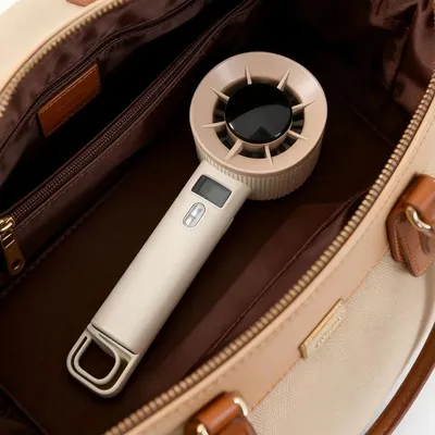 Produktbild von Mini Handventilator USB wiederaufladbar, digitale Anzeige, mit Standfuß, geräuschlos – Aprikosengrün