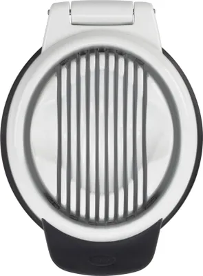 Produktbild von OXO Good Grips Eierschneider – spülmaschinenfestes Küchengerät zum schnellen und einfachen Schneiden von hartgekochten Eiern – schwarz/weiß