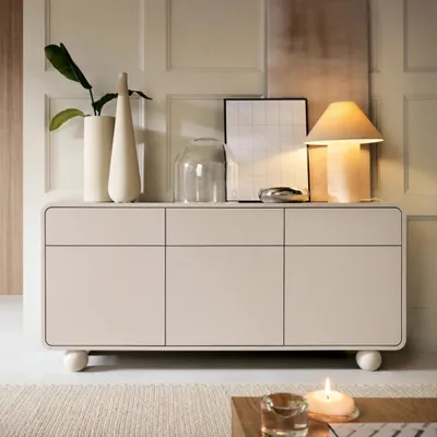 Produktbild von Orion Kommode 160 cm in Kaschmir mit drei Schubladen, drei Türen, abgerundeten Seiten und kugelförmigen Füßen – modern und großzügig