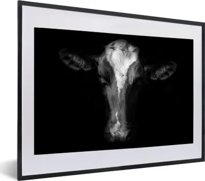 Produktbild von MuchoWow® MuchoWow® Gerahmtes Poster Kuh Porträt auf schwarzem Hintergrund in schwarz und weiß 60x40 cm - Poster mit zchwarzem Bilderrahmen - Schlafzimmer - Plakat in Rahmen - Drucken