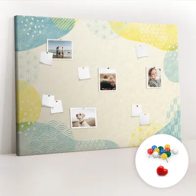 Imagen del producto de Tablero de corcho con chinchetas - Panel con chinchetas para fotografías y notas - 140x100 cm - 100 chinchetas de colores - Marco con diseño