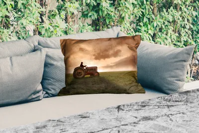 Produktbild von MuchoWow® Outdoor Kissen - Traktor - Landwirt - Nebel - 50x30 cm - Wetterfest - Lounge Kissen - Sofa kissen - Wohnzimmer Dekoration