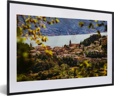 Produktbild von MuchoWow® Gerahmtes Poster Gardasee - Stadt - Laub 60x40 cm - Poster mit Schwarzem Bilderrahmen Wandposter Rahmen Foto Bilder - Schlafzimmer - Plakat in Rahmen - Drucken