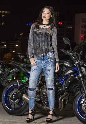 Produktbild von WD314 – Damen Jeans mit Strass, Schriftzügen und Patch-Details