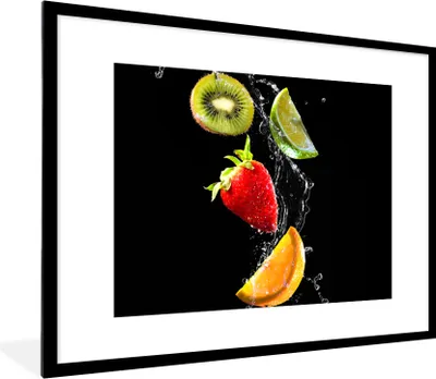 Produktbild von MuchoWow® Gerahmtes Poster Obst - Wasser - Schwarz - Stillleben Erdbeere - Kiwi 80x60 cm - Poster mit Schwarzem Bilderrahmen Wandposter Rahmen Foto Bilder - Schlafzimmer-Dekorationen - Fotoposter