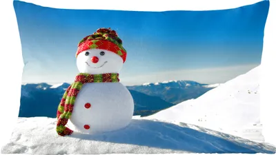 Produktbild von MuchoWow® Zierkissen Sofakissen Wohnzimmer Dekokissen 50x30 cm Eine Weihnachtspuppe in der verschneiten Landschaft im Winter - Wohnzimmerdekoration - Polster mit Photo