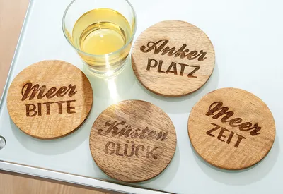 Zdjęcie produktu dla Gilde Untersetzer, rund, Schriftzug, Mangoholz, naturfarben, H. 0.5 cm, D. 10 cm 42964 4063387429648 4 Stück (4-fach sortiert)