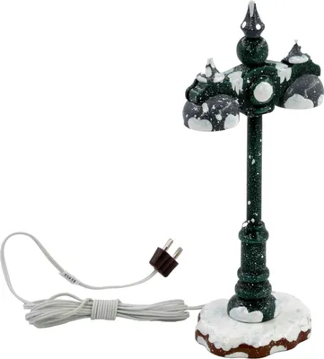 Ein kunstvoll gestalteter Miniatur-Straßenlaternen-Dekorationsartikel mit schneebedeckten Details und einem elektrischen Kabel verleiht winterlicher Dekoration einen charmanten Akzent