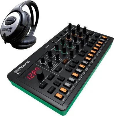 Produktbild von Roland Aira S-1 Tweak Synthesizer mit Kopfhörer