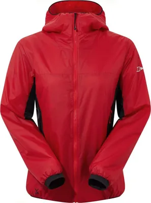 Rote Isolationsjacke "Mtn Arete Lb Synthetic Hoody" von Berghaus mit Kapuze und schwarzen Einsätzen.