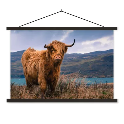 Produktbild von MuchoWow® Textilposter Schottischer Highlander - Berg - Wasser - Natur - Kuh 90x60 cm mit schwarzem Rahmen - Aufhängungssatz