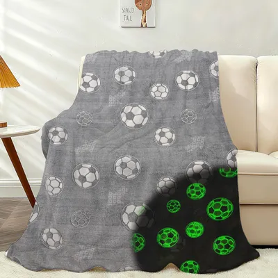 Obrázok produktu pre Elzusha – Svetelná deka s motívom futbalu – Mäkká, plyšová deka pre deti, svieti v tme (150 x 200 cm)