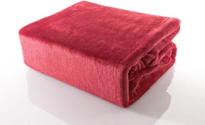 Produktbild von GÖZZE Premium Memphis Wohndecke daunenweiche federleichte Mikrofaser-Kuscheldecke mit samtigem Hautgefühl Rot 220 x 240 cm
