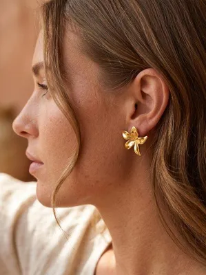 Produktbild von Lundholm Harper Statement Ohrringe Damen Vergoldet – Blumen Design 3 cm – Premium Edelstahl Gold PVD – Hypoallergen Wasserfest