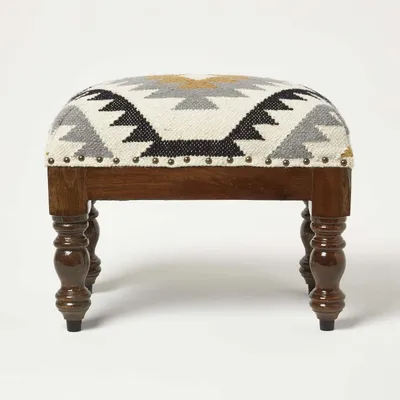 Immagine prodotto di Pouf rettangolare modello Agra, 30 x 50 cm, con rivestimento in kelim tessuto a mano e gambe in legno